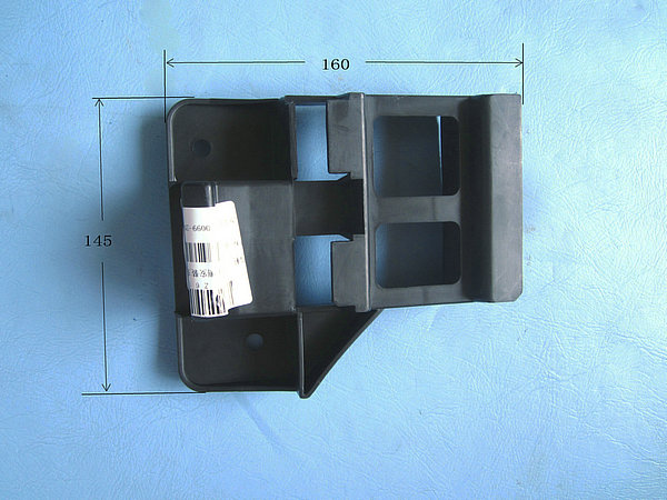 Support d'installation (sur le côté gauche de la protection avant)