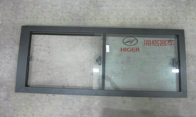 Fenêtre latérale (cadre en aluminium incolore poussant et tirant sous la deuxième droite)