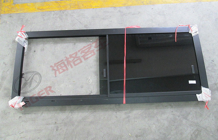 Fenêtre latérale (cadre en aluminium gris poussant et tirant au milieu et en bas à droite)