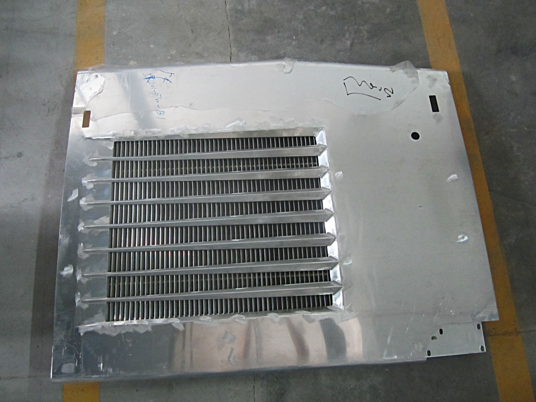 Porte d'écoutille latérale de queue (à droite)