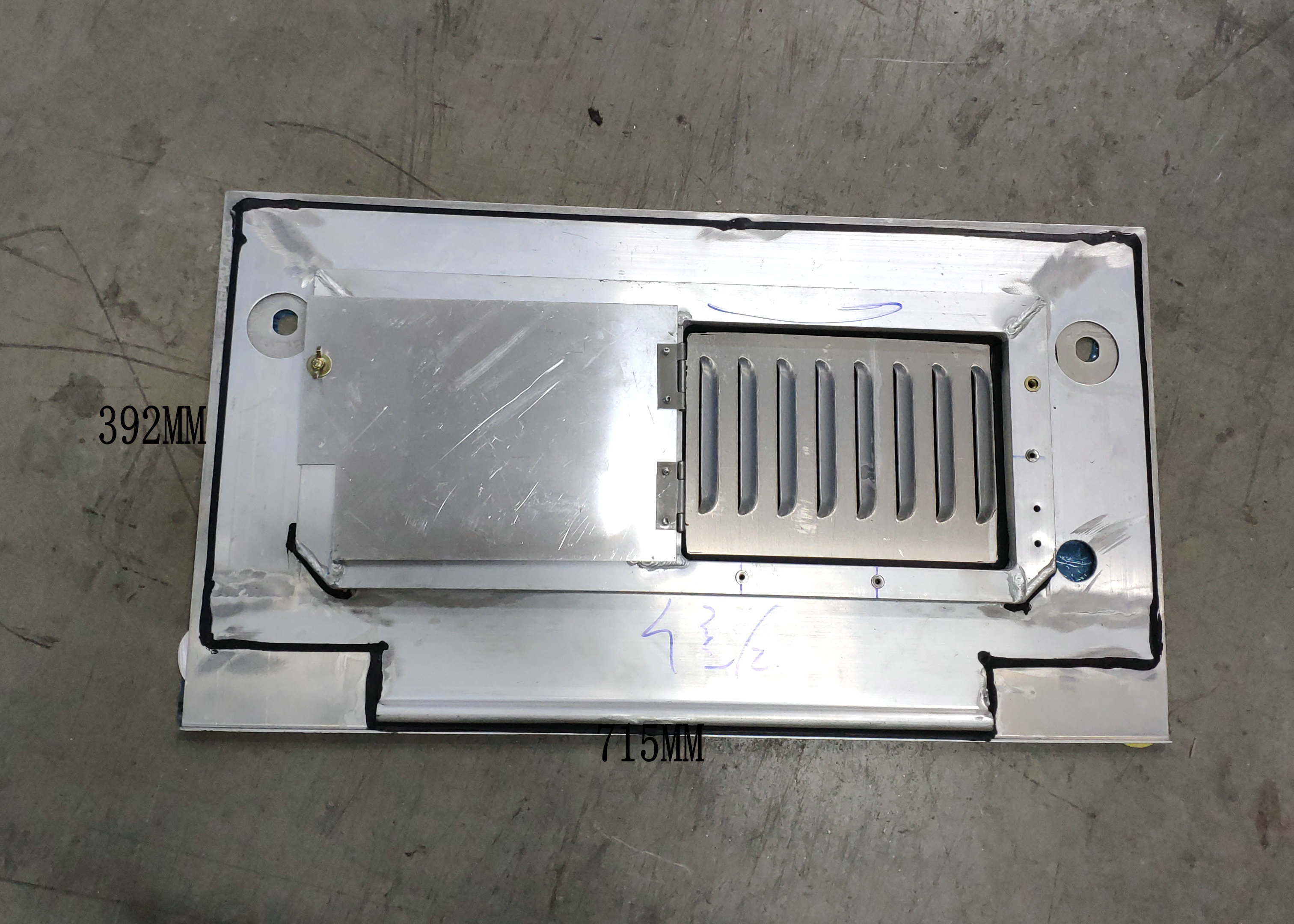 Hammer door (the third right of the battery compartment, key)