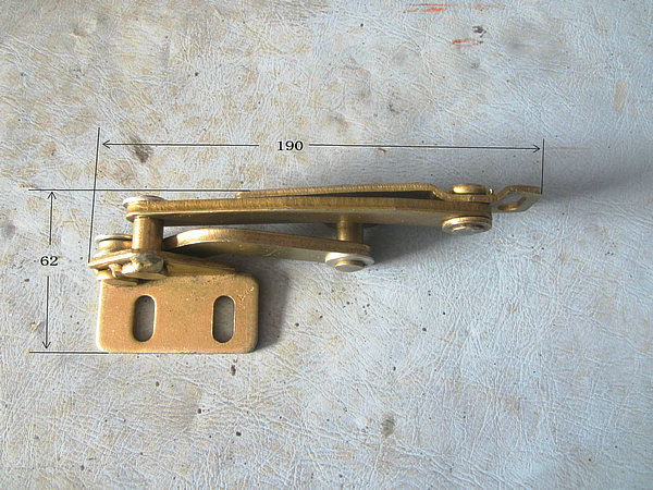 Charnière à quatre maillons (à droite)