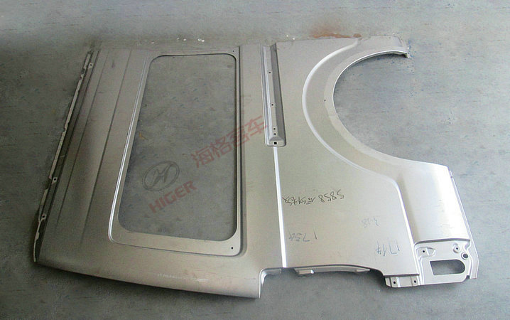 Le panneau extérieur avant sur le côté gauche