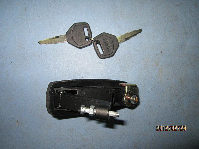 Serrure de porte de l'entrepôt latéral (à gauche)