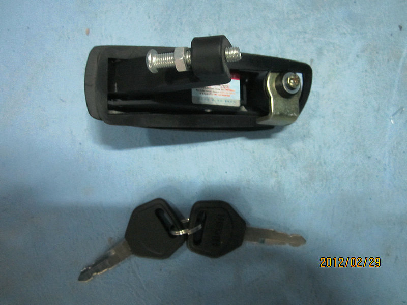 Serrure de porte de l'entrepôt latéral (à droite)