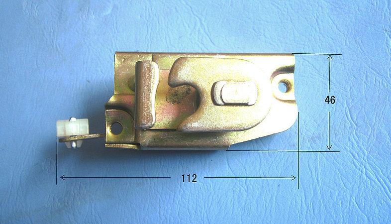 Machine à verrouiller (à gauche)