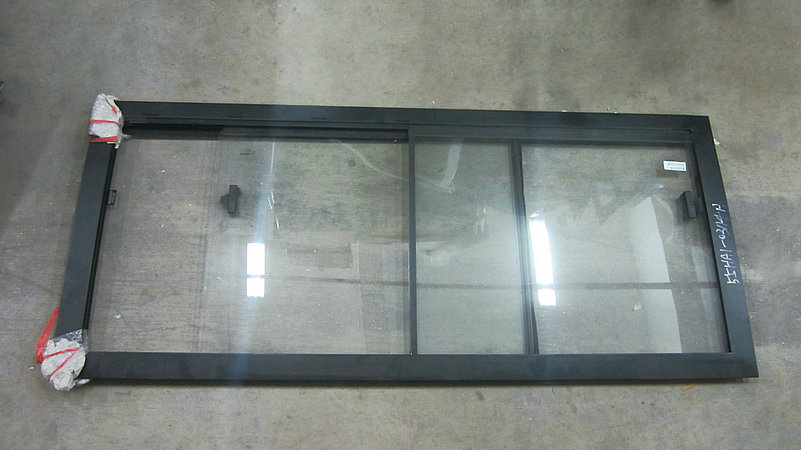 Side window (lower left aluminum frame push and pull)