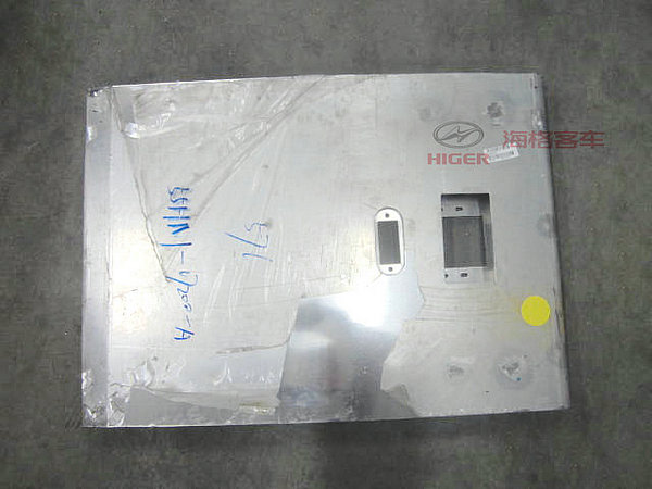 Luggage door (left front wheel rear)