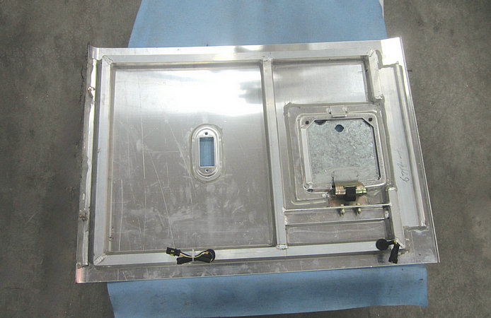 Fuel tank door (left)