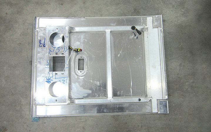 Задний (левый) люк заднего колеса-1