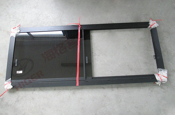 Fenêtre latérale (cadre en aluminium gris poussant et tirant au milieu et en bas à gauche)