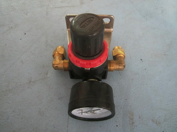 Pneumatic chamber door pressure regulating valve