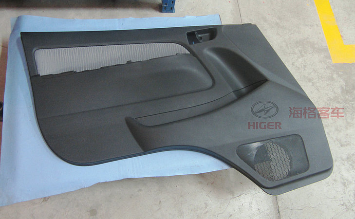 Panneau intérieur de la porte avant (à gauche)