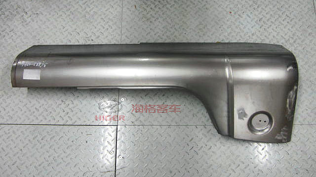 Porte de l ' enceinte arrière et angle du pare-chocs (à gauche)