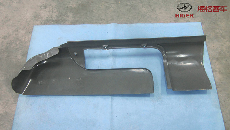 The lower left corner of the rear circumference (6129)