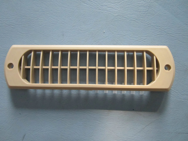 Air outlet (long strips are not adjustable)