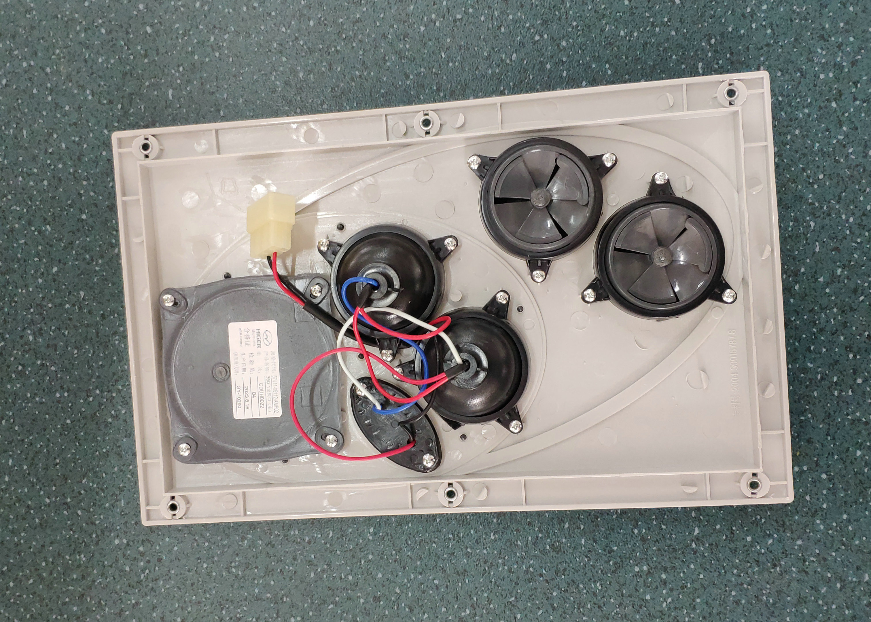 Выходное отверстие (левое, светло-серое, регулируемое глазами и огнями)-1