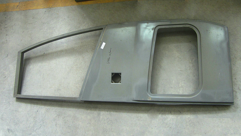 Door panel assembly (front door)