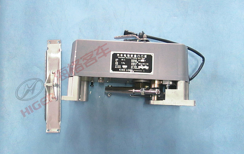 Montage de la pompe de porte (pliée électriquement avant ouverture)