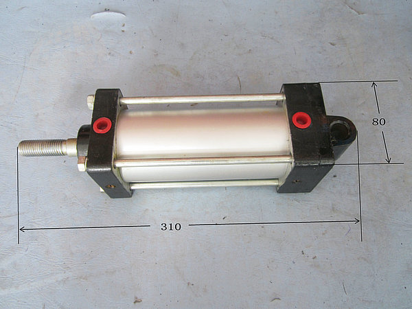 Cylindrée de la pompe de porte (pour les bus de sortie)