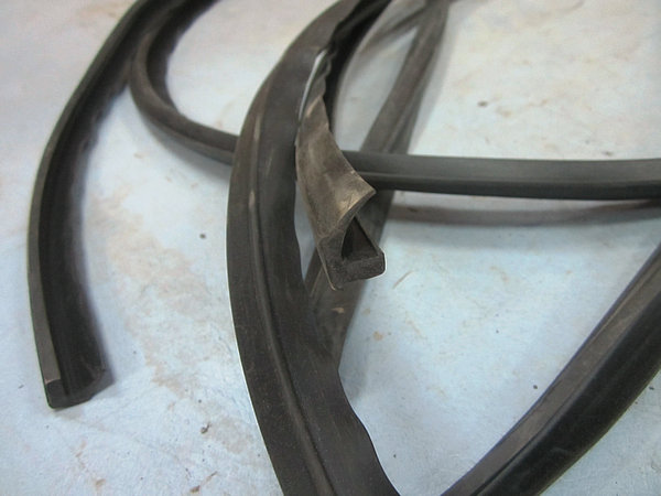 Bandes adhésives (petites bandes d'étanchéité à l'intérieur du cadre de la porte)