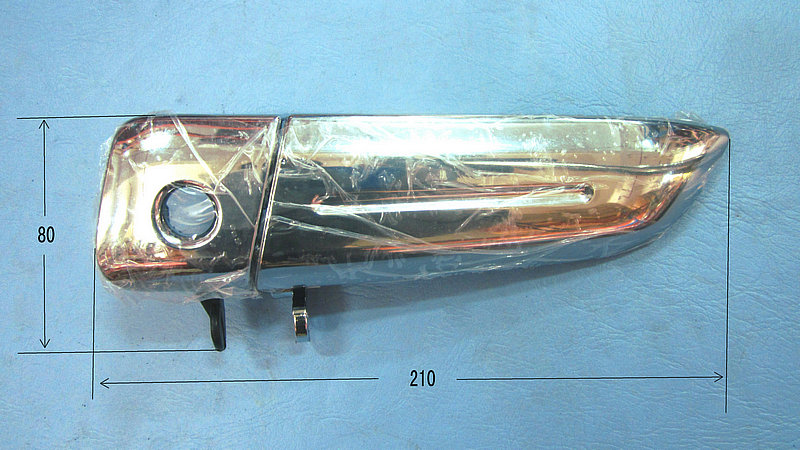 Левая входная дверь снаружи ручки