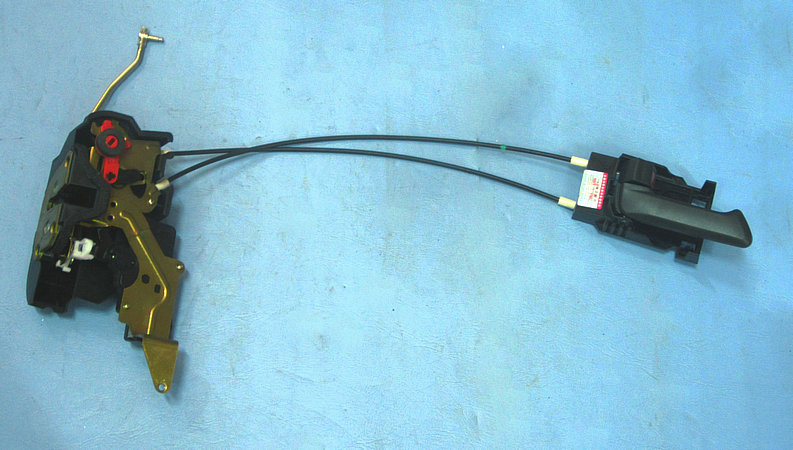 Замок левой задней двери в сборе