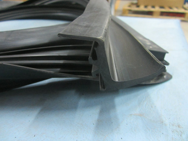 Glue strip (middle door frame sealing strip)