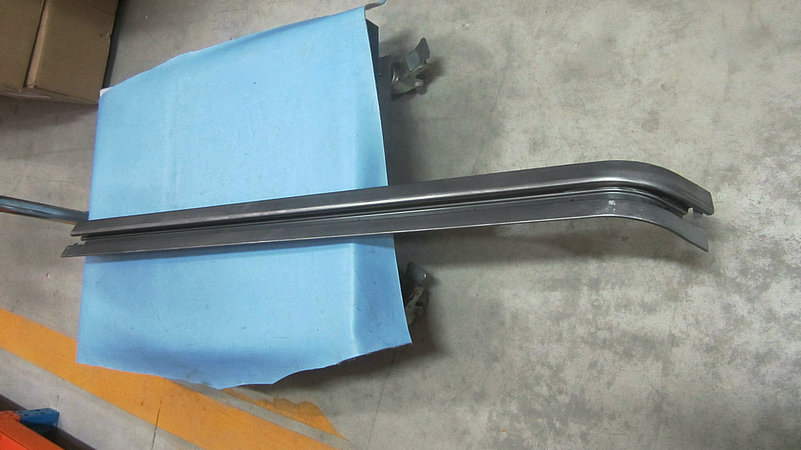 Side sliding door mid-slide assembly