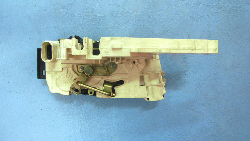 Serrure de porte (verrure centrale de la porte arrière)-1