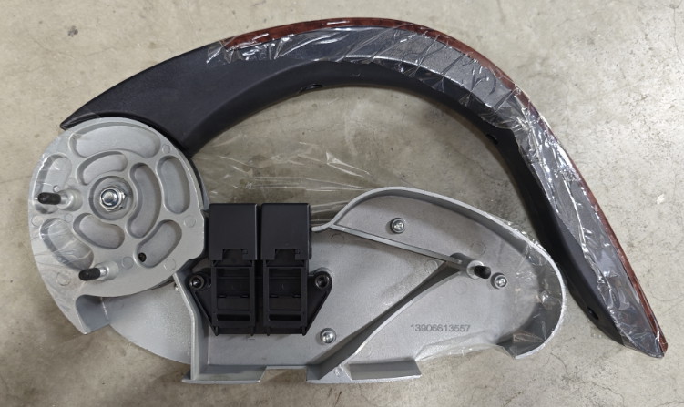 Left hand armrest (right seat)