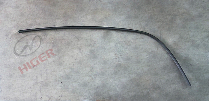 Расходная цистерна (спереди слева)