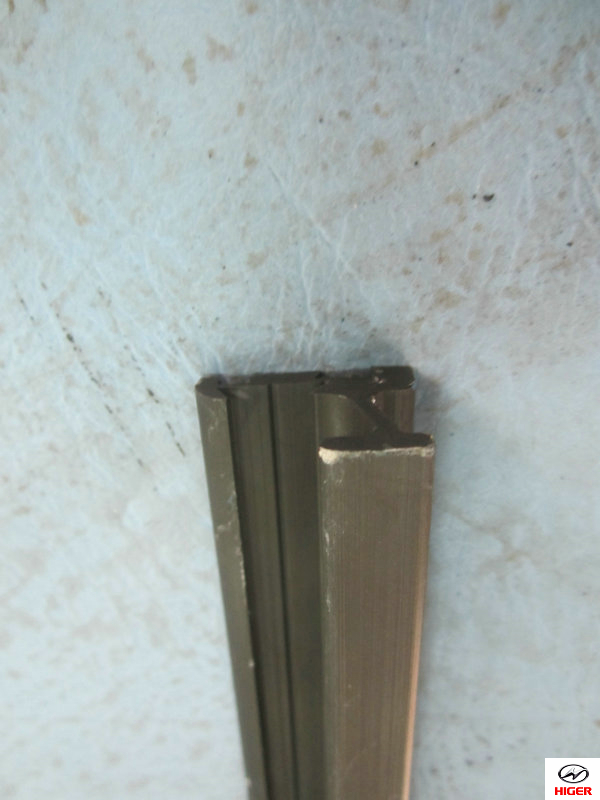 Расходная цистерна (спереди слева)