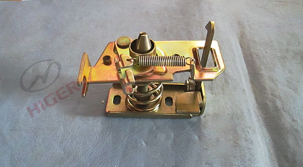 Serrure du couvercle de la cabine du moteur