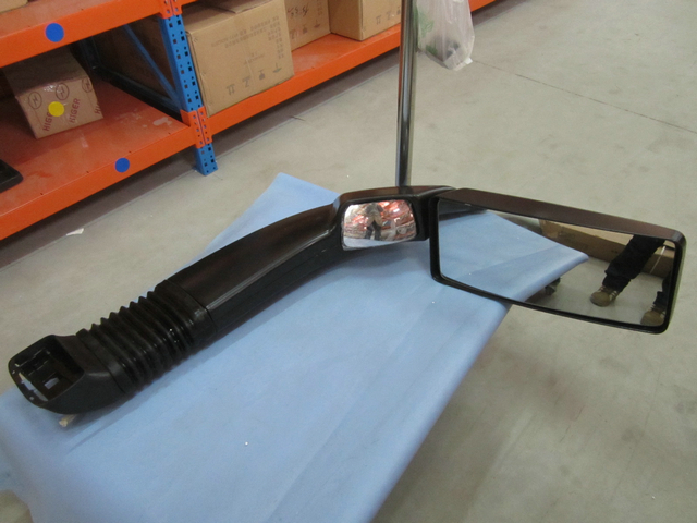 Exterior rearview mirror (manually defrosting left morning light)