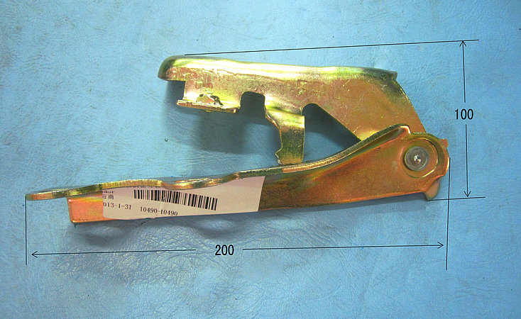 Левая петля крышки двигателя