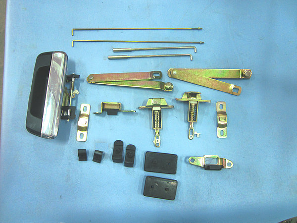 Cargo door lock assembly