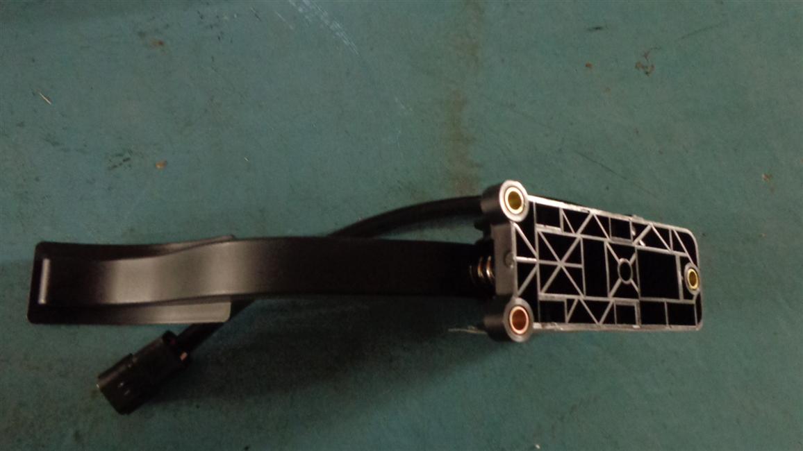 Acceleration pedal-electronics, equipped with Yuchai BOSCH high-voltage common rail, suspended