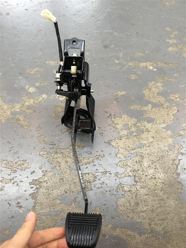 Clutch pedal assembly, left rudder, KS2V