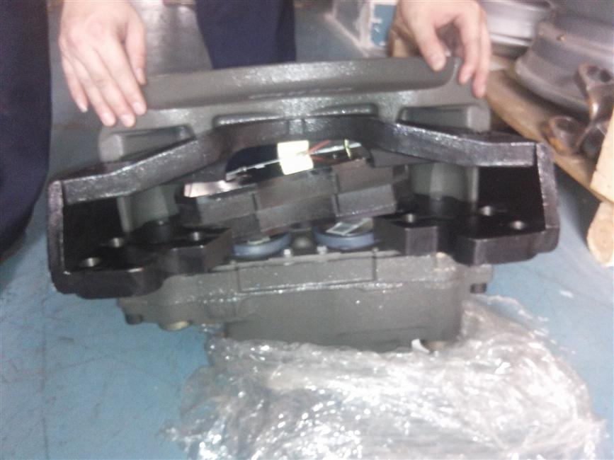 Right brake caliper assembly, MS13175D614-1