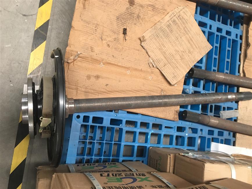 Полувольтный вал задней оси с стояночным тормозом в сборе (слева), 2241040432, КТ