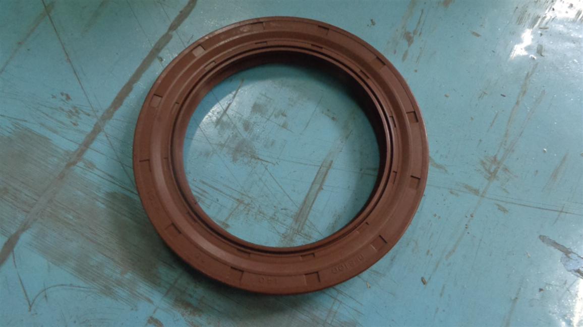 Hub oil seal assembly, F65D815-1