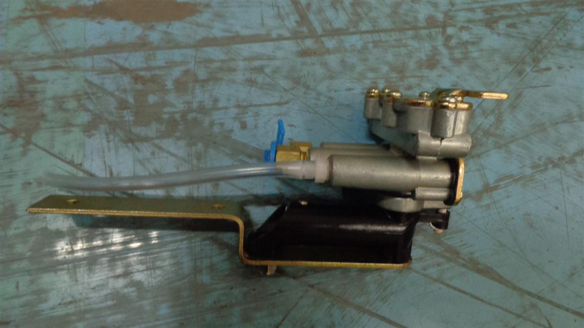 Height valve assembly with control rod system, R70B248-1