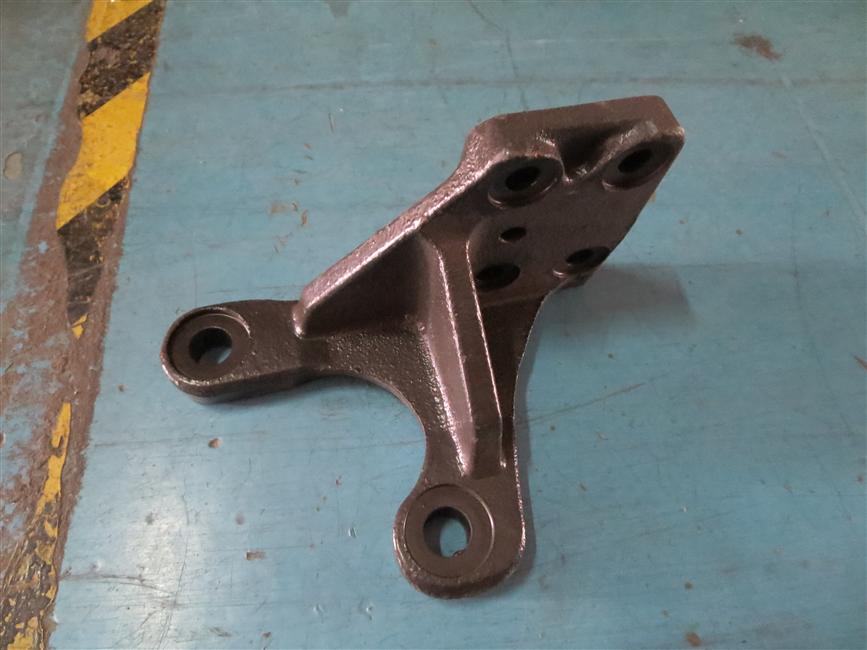 Brake chamber right bracket, 30NS38E-00005-1