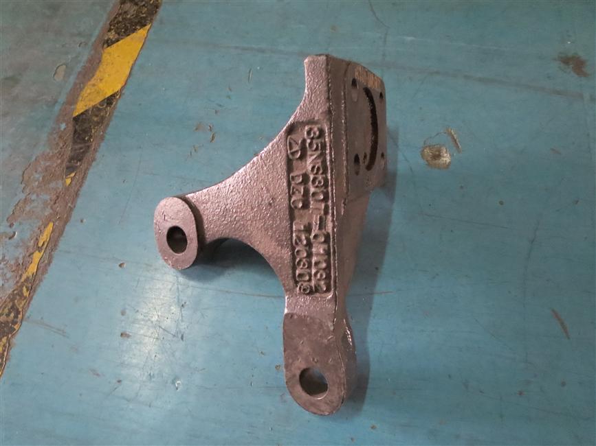 Brake chamber right bracket, 30NS38E-00005
