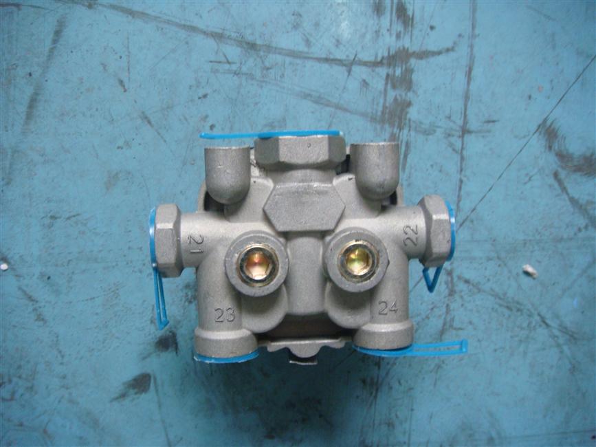 Защитный клапан с четырьмя отверстиями