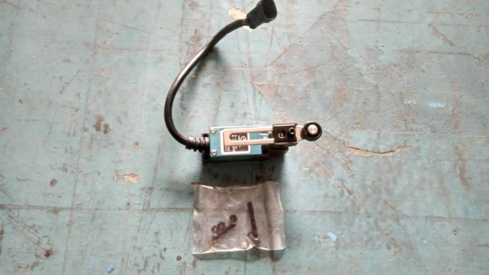 Warehouse door stroke switch, SUNS-AZ8108, equipped with AMP282104-1 waterproof plug-in