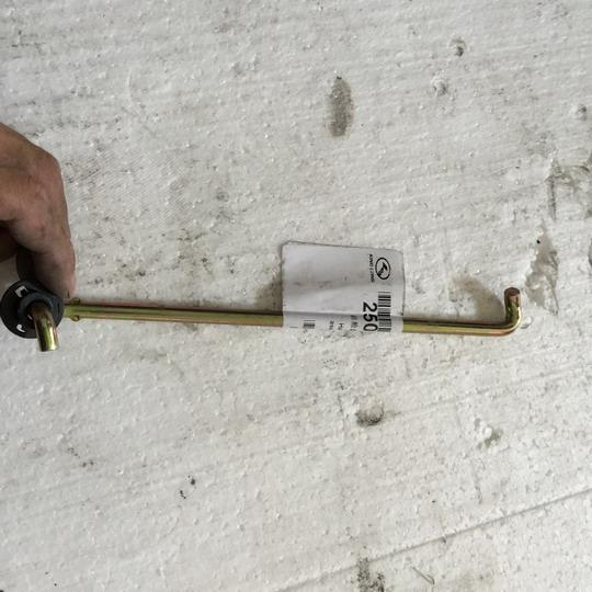 Montage de la tige de support de la trappe avant, de la trappe avant, KS2