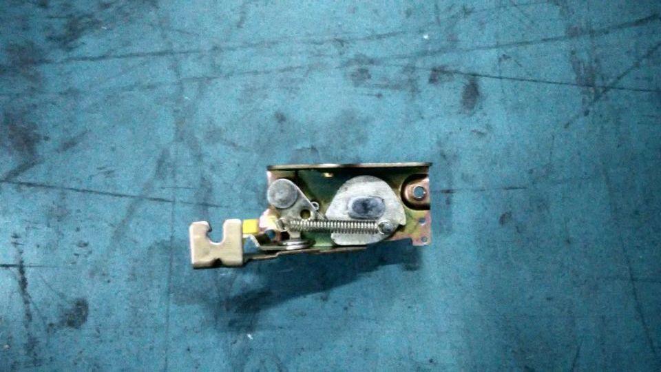 Front bumper locking machine (right), 6140BY, with cable bracket-1