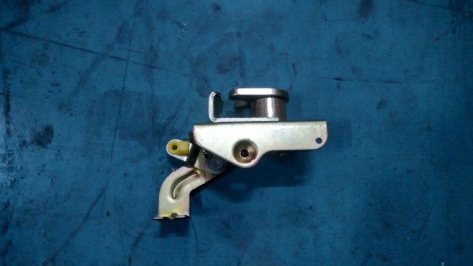 Front bumper locking machine (right), 6140BY, with cable bracket